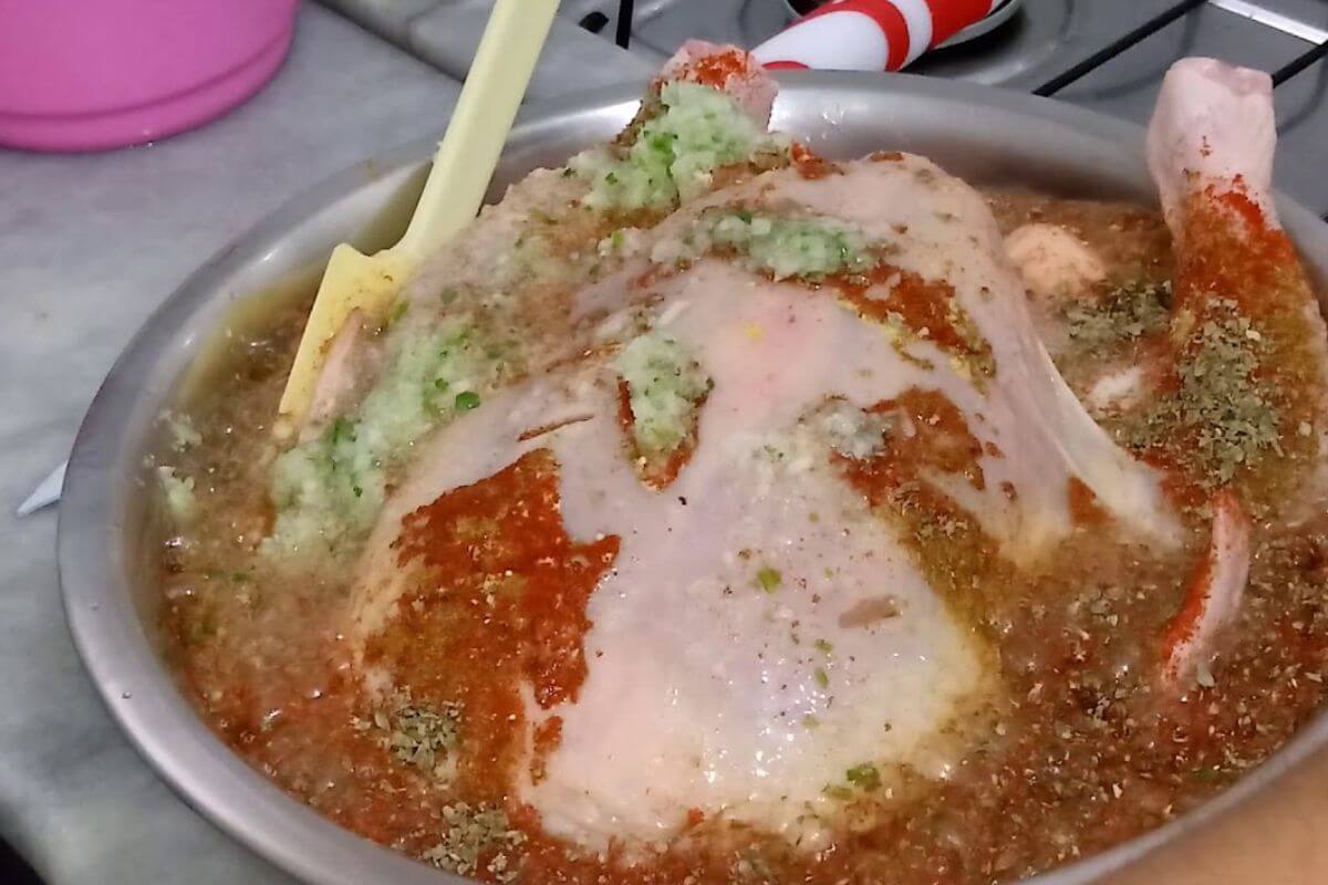 Aprenda um tempero para frango assado perfeito que deixa muito saboroso