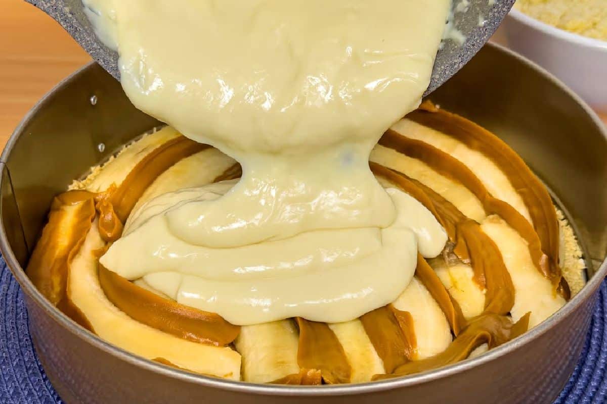 Uma torta de banana recheada de um jeito delicioso que fica uma maravilha