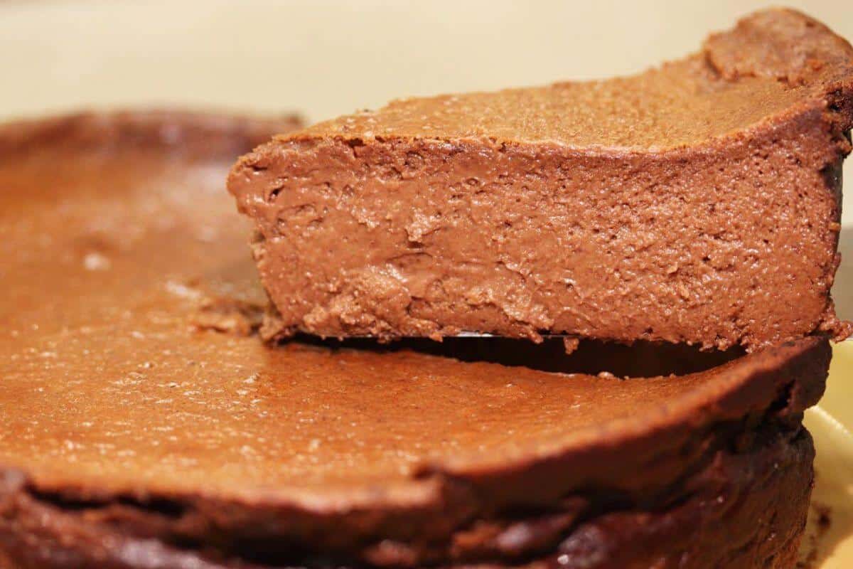 Torta cremosa de chocolate que derrete na boca de tão cremosa que fica