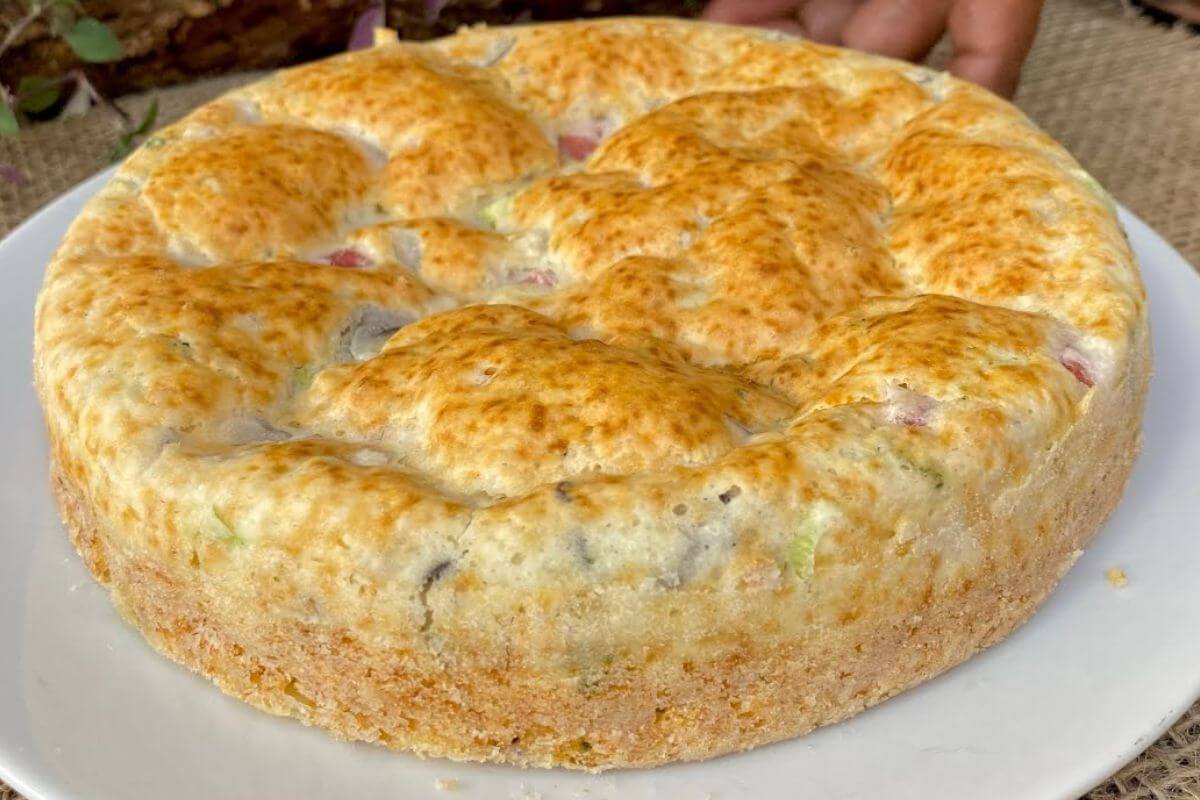 Torta cremosa sem trigo feita com apenas 1 ovo e um recheio surpreendente