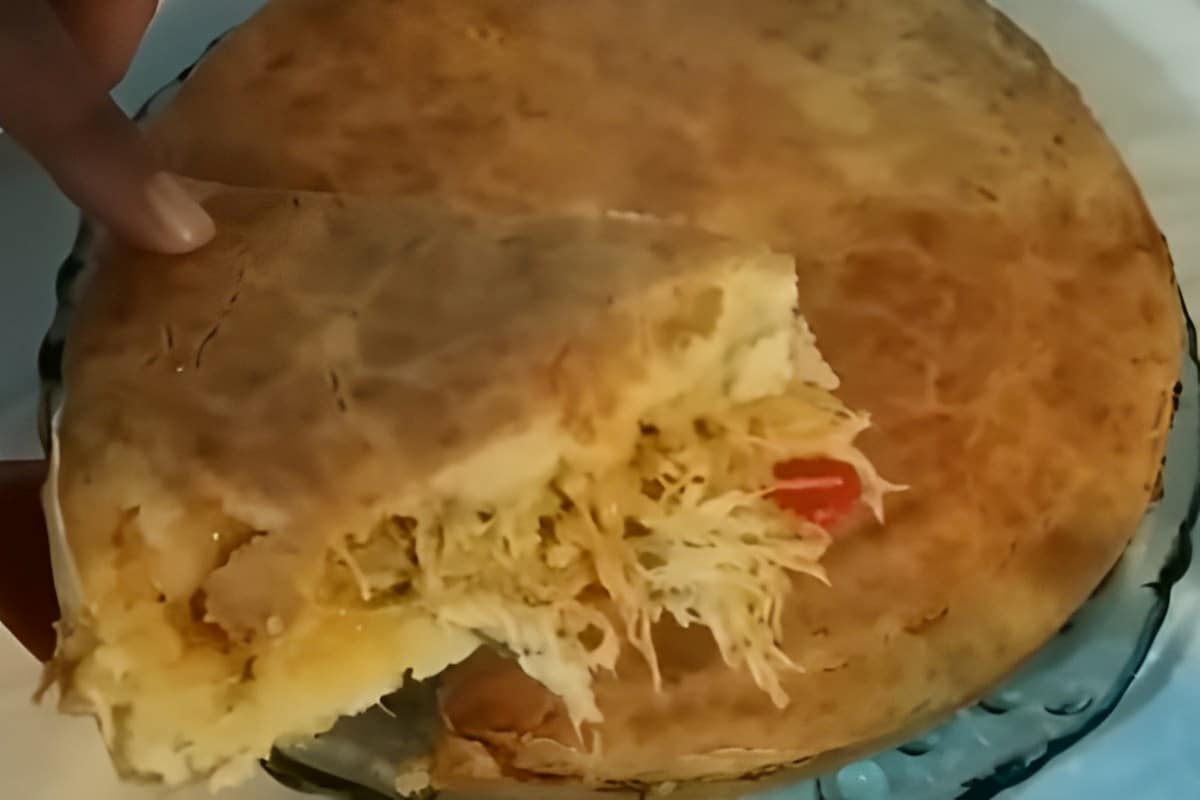Já imaginou fazer uma torta de frango com uma massa que não precisa de ovo