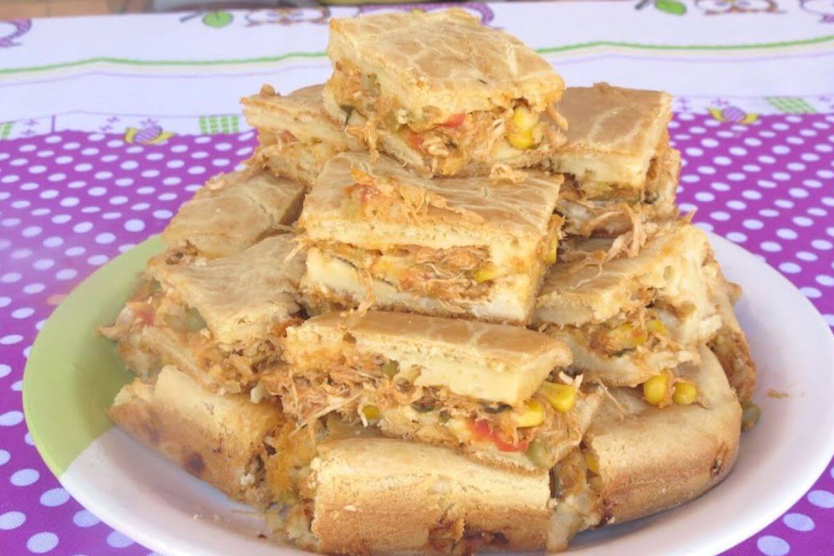 Torta de frango com uma massa sem defeitos e um recheio super suculento