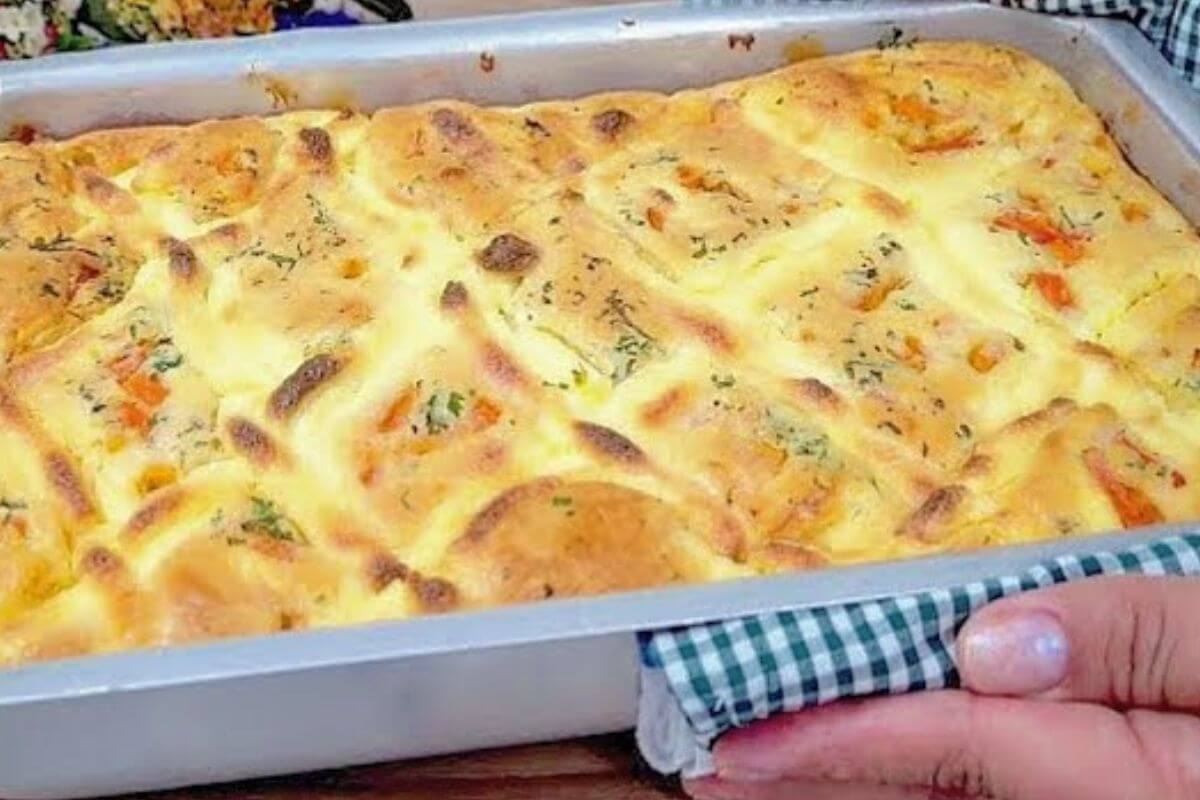 Torta salgada com um recheio suculento e uma massa perfeita que derrete na boca