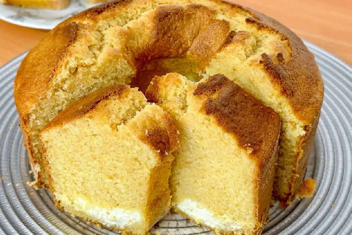 Bolo de fubá muito gostoso que já sai recheado do forno