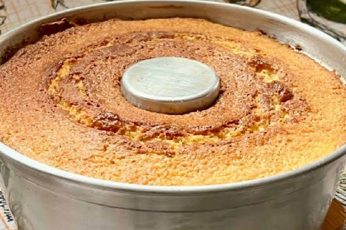 Faça um café quentinho para acompanhar esse bolo amanteigado no seu lanche da tarde