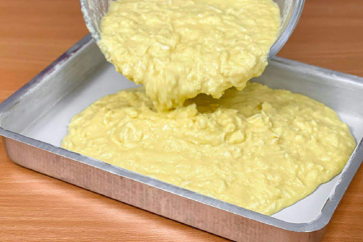 Bolo de aipim com coco fica com uma textura incrível que derrete na boca