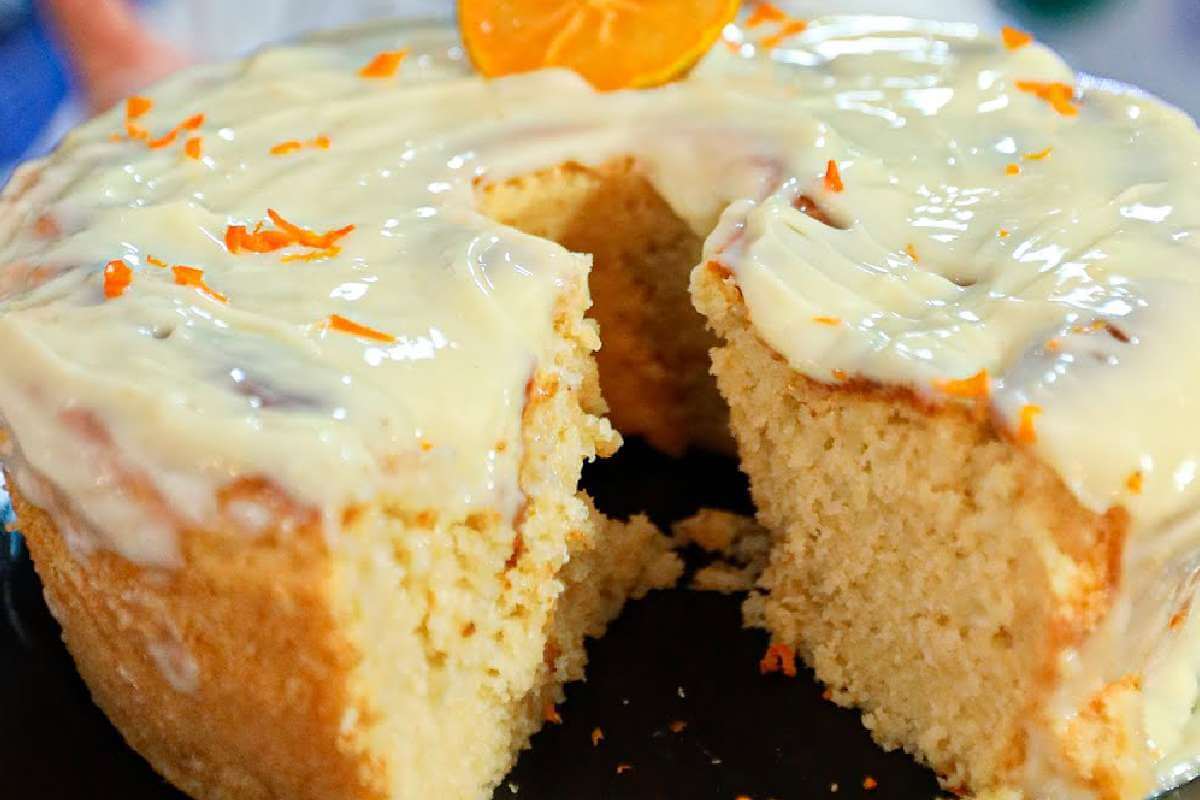 Bolo de limão fofinho sem ovos e sem fermento com uma coberturinha maravilhosa