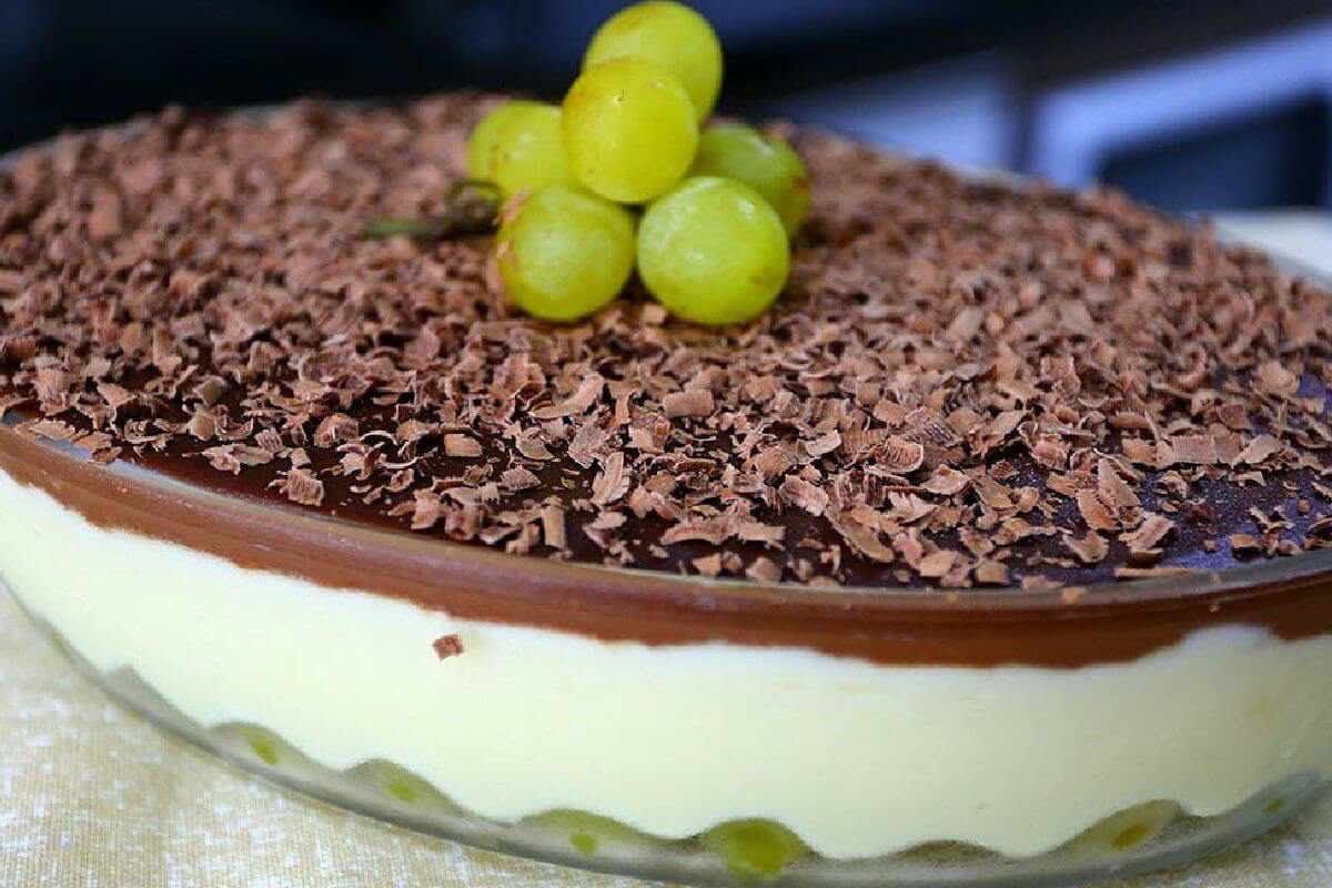 Bombom de uva na travessa uma sobremesa perfeita para seu final de semana