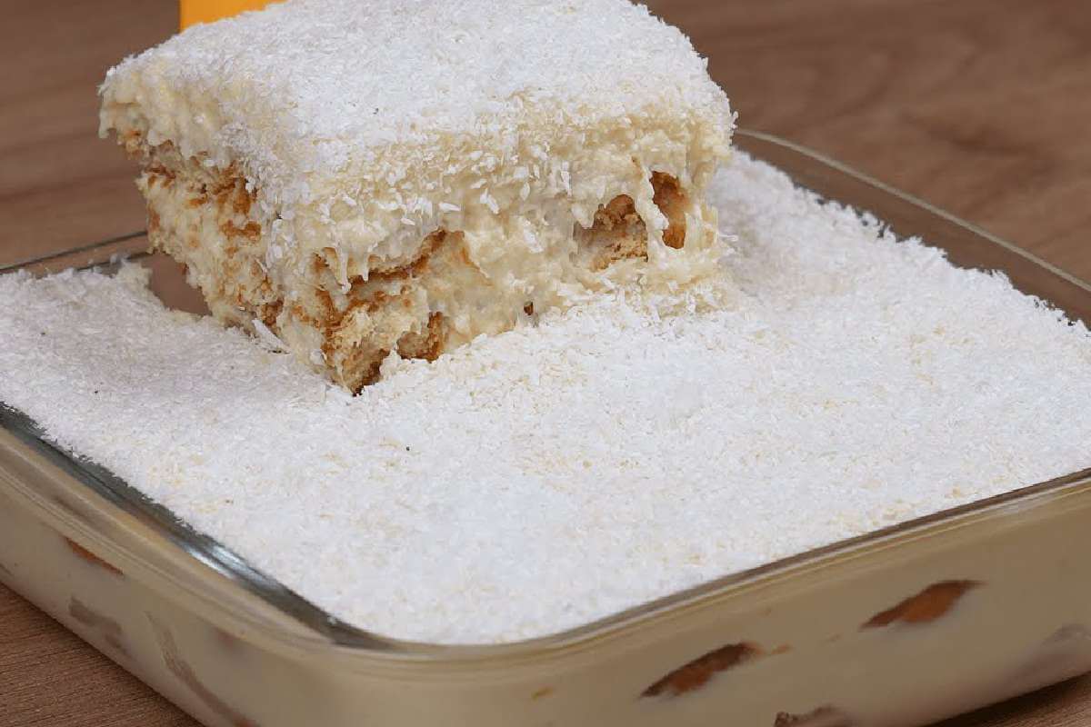Pavê de abacaxi com coco que não é difícil de fazer e fica uma delícia