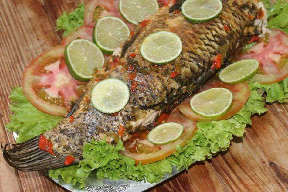 Peixe assado do jeito mais saboroso que existe para seu almoço de família