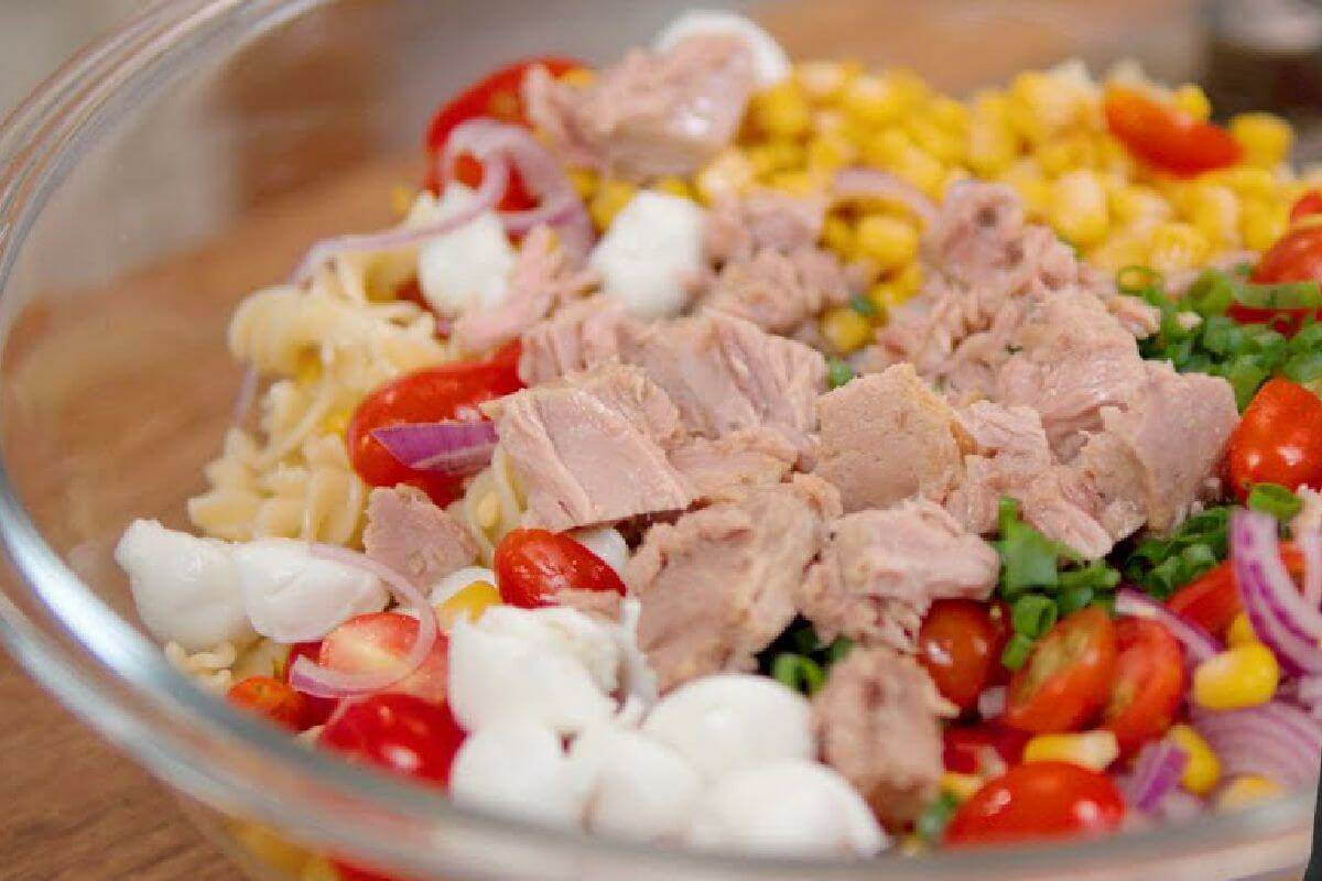 Salada de macarrão super saborosa e refrescante para acompanhar seu almoço