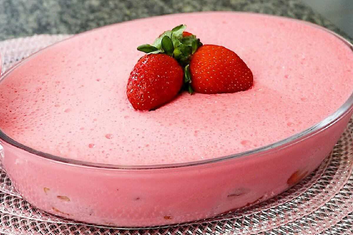 Sobremesa cremosa de morango muito fácil de fazer e fica uma delícia