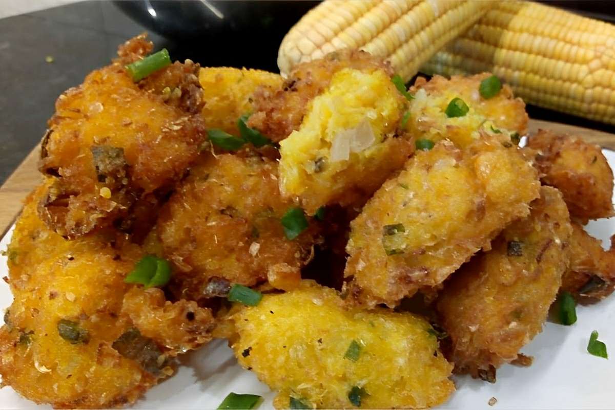 Bolinho de milho frito uma explosão de sabor em cada mordida
