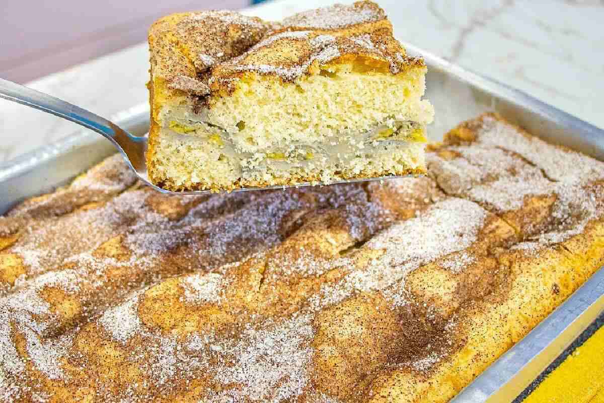Bolo amanteigado de banana que rende um bolo bem grande para o lanche da tarde