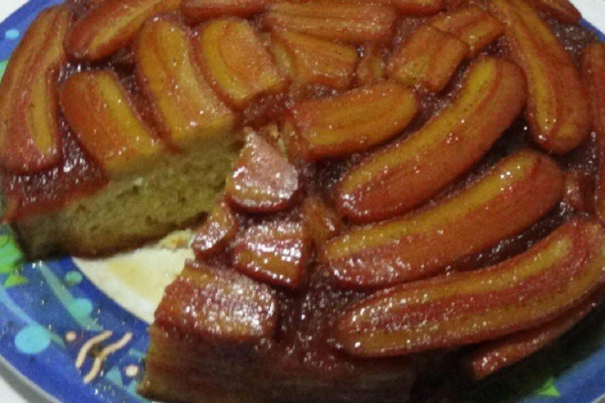 Bolo de banana caramelizado muito saboroso de dar água na boca só de olhar