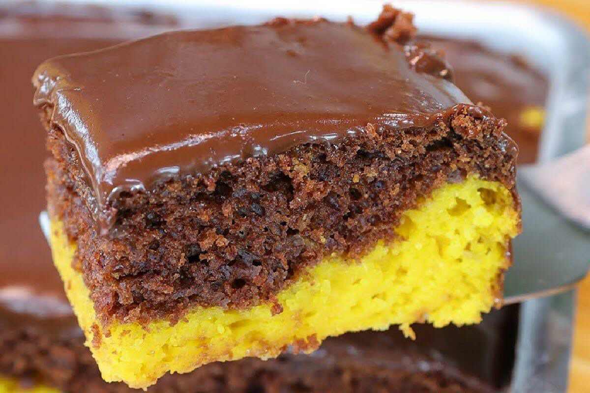 Bolo de cenoura com chocolate um bolo mesclado delicioso e molhadinho