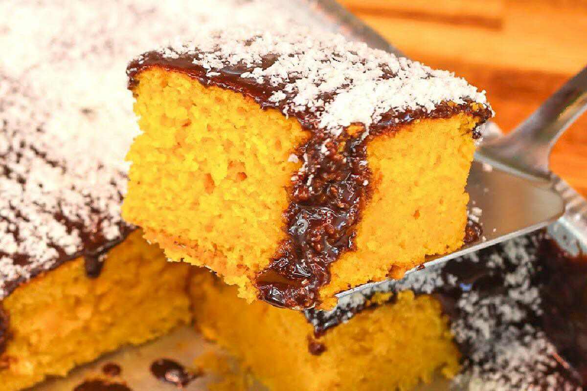 Bolo de cenoura com cobertura de chocolate e coco delicioso e fofinho