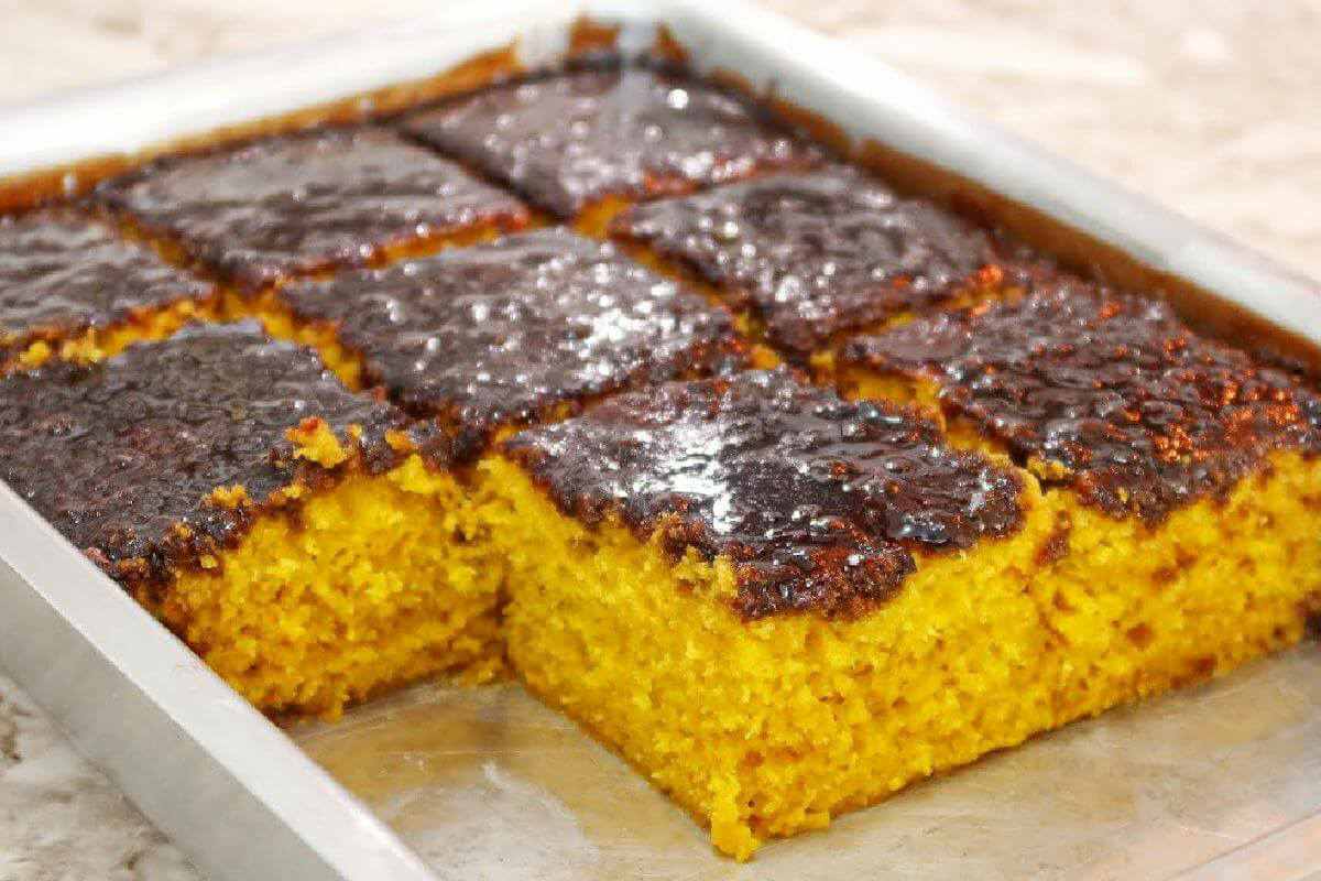 Bolo de cenoura com casquinha de chocolate que não para comer um pedaço só