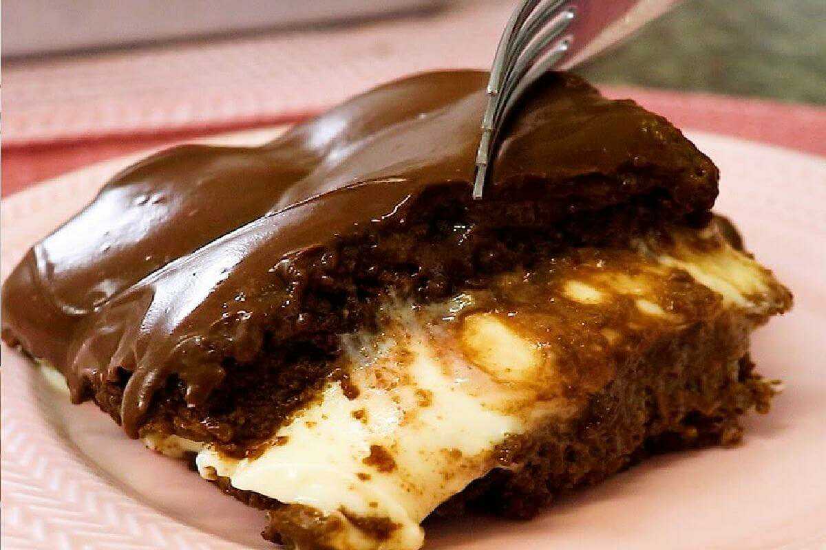 Bolo de chocolate recheado com leite ninho fofinho e derrete na boca