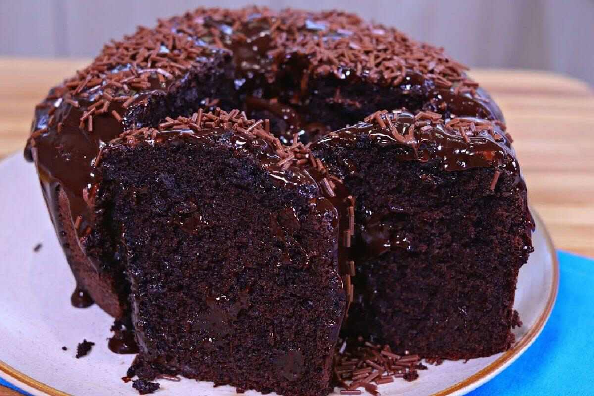 Que tal um bolo de chocolate com cobertura para seu lanche da tarde
