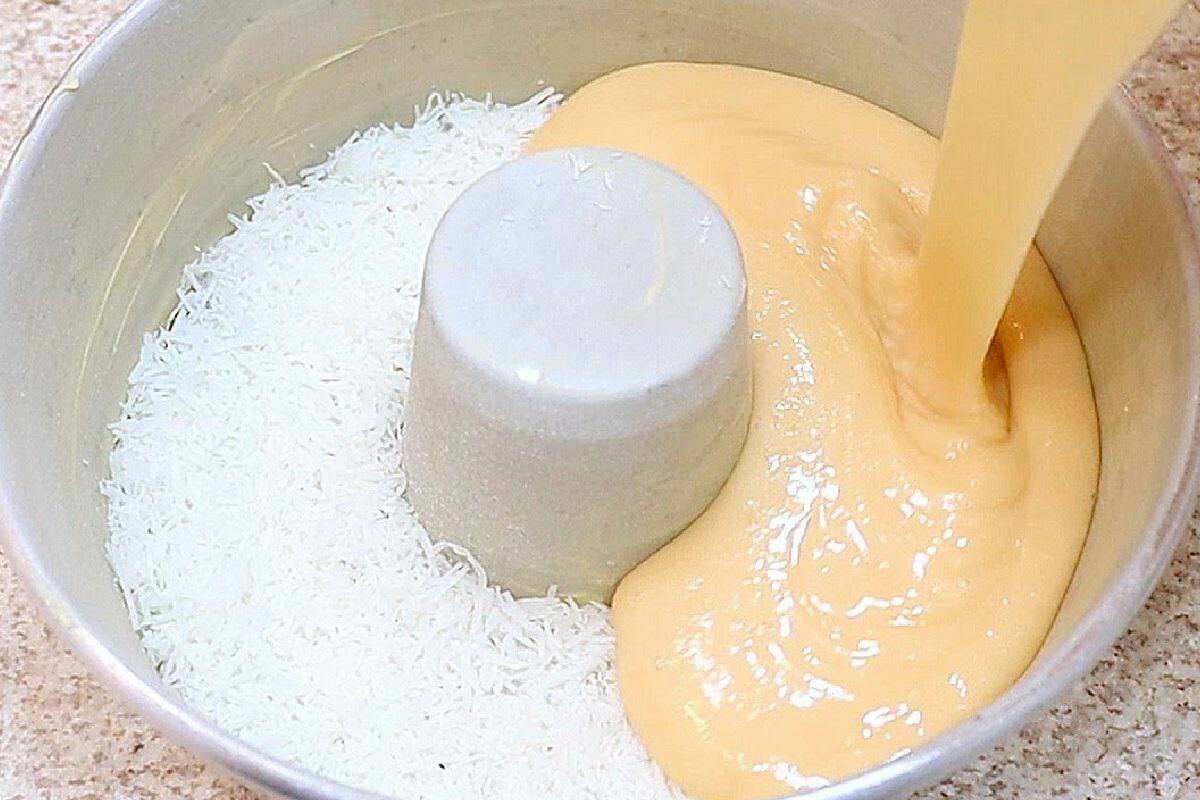 Bolo de coco cremoso que é impossível comer apenas um pedaço