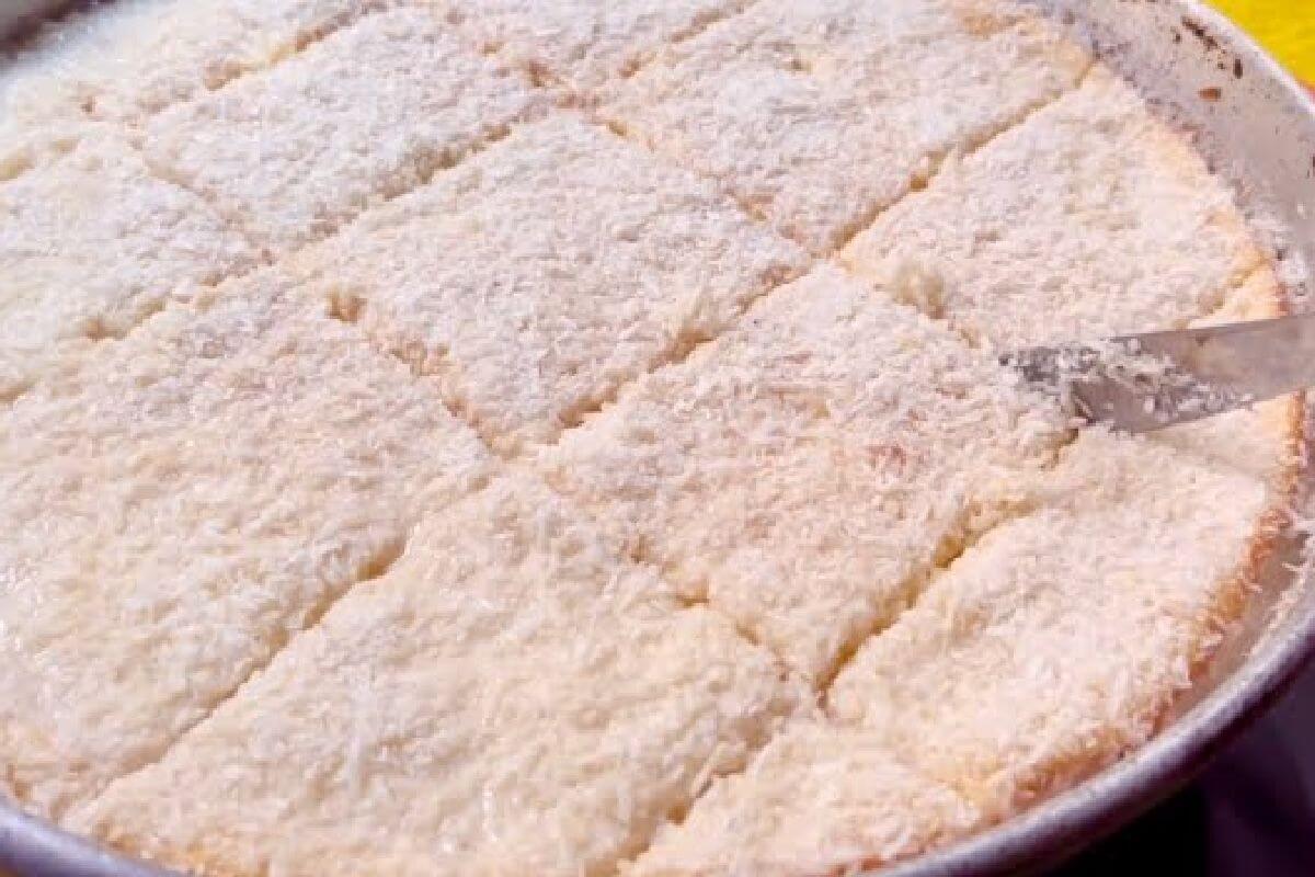 Bolo cremoso e molhadinho sem farinha de trigo e que desmancha na boca