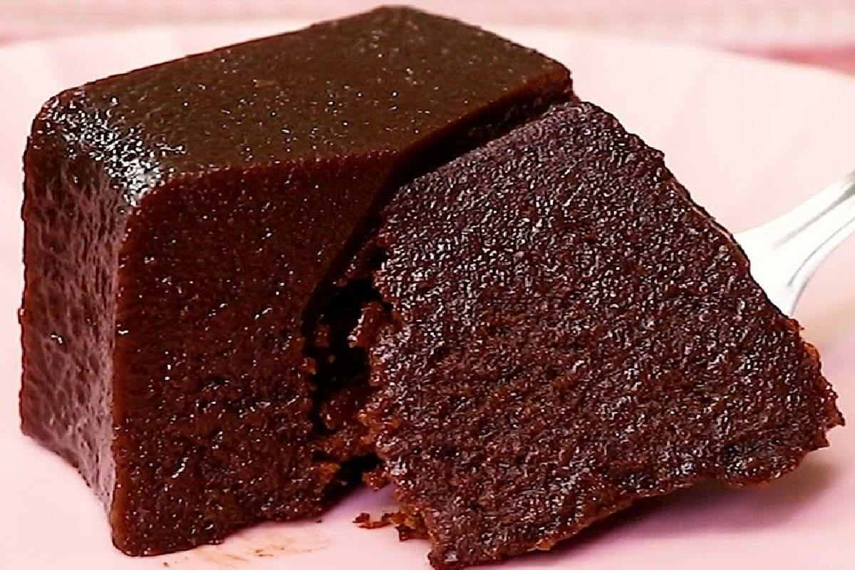 Bolo cremoso de chocolate sem farinha e sem forno com apenas 4 ingredientes