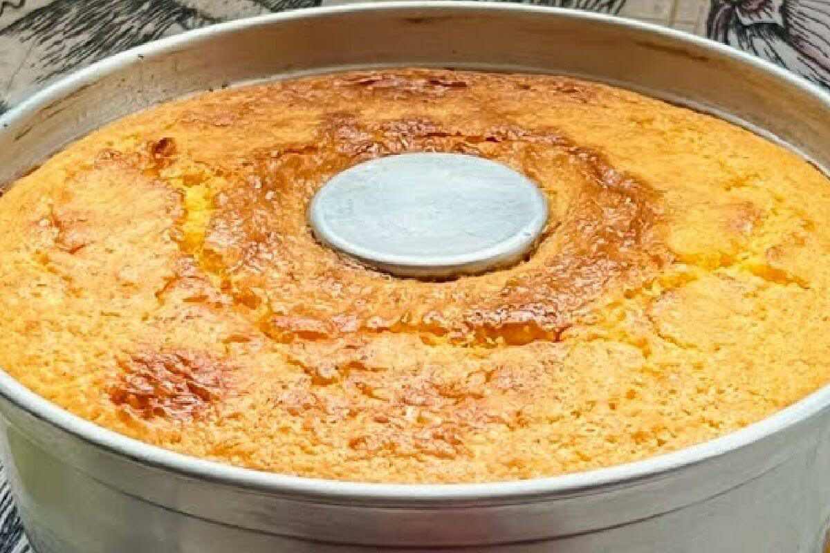 Bolo cremoso sem farinha com milho e canela que fica uma delícia com um cafezinho