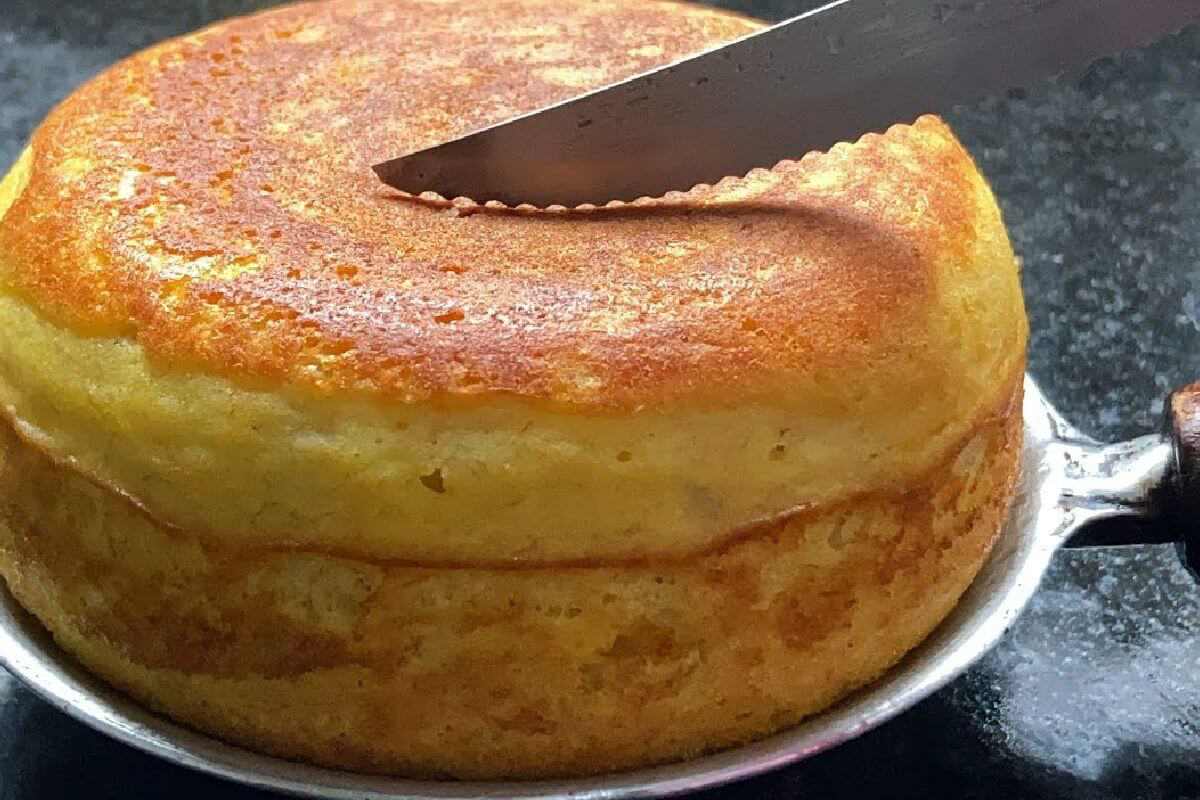 Bolo de frigideira zero lactose pronto em poucos minutos que não vai açúcar nem farinha