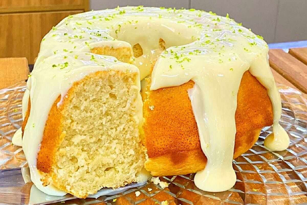 Veja qual é o segredo para fazer um bolo de limão com cobertura perfeito e delicioso