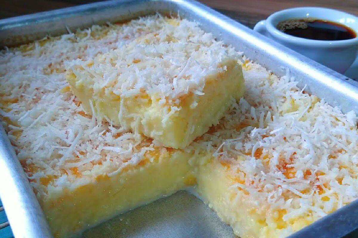 Bolo nuvem de coco bem fofinho e molhadinho para conquistar todo mundo no lanche