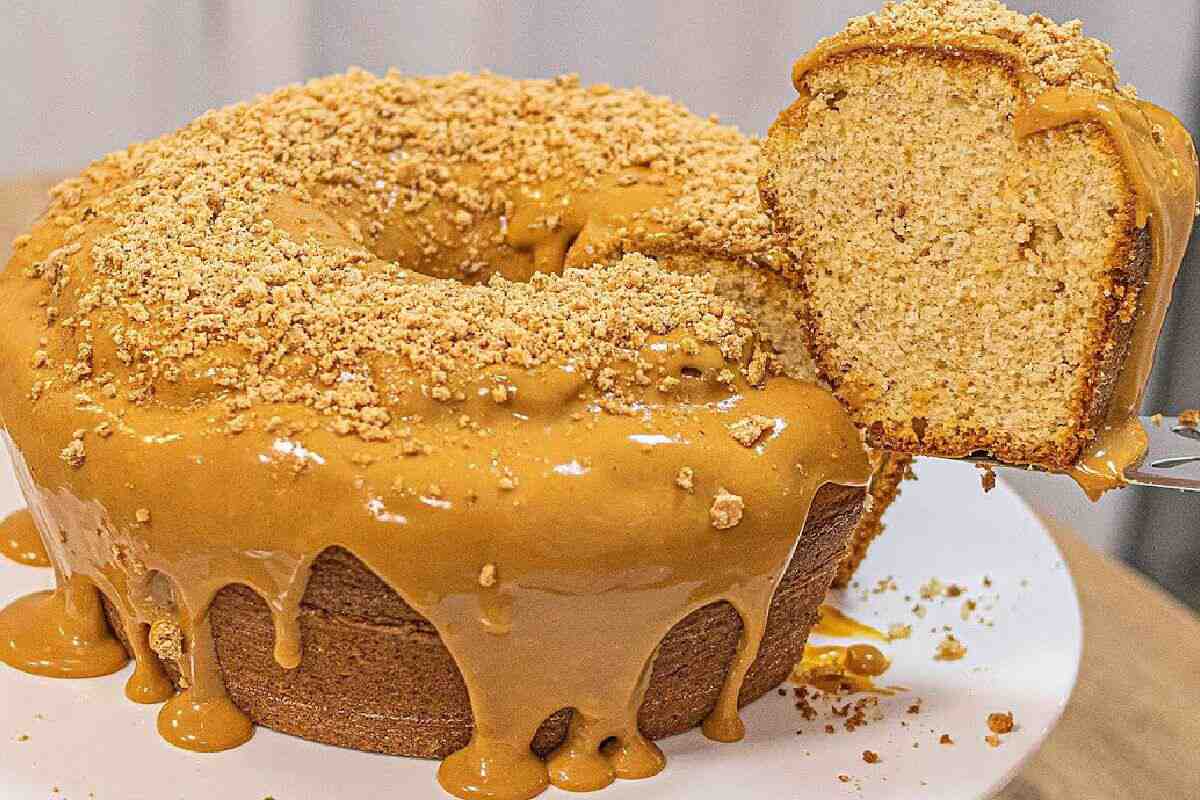 Bolo de paçoca macio e molhadinho com uma coberturinha maravilhosa