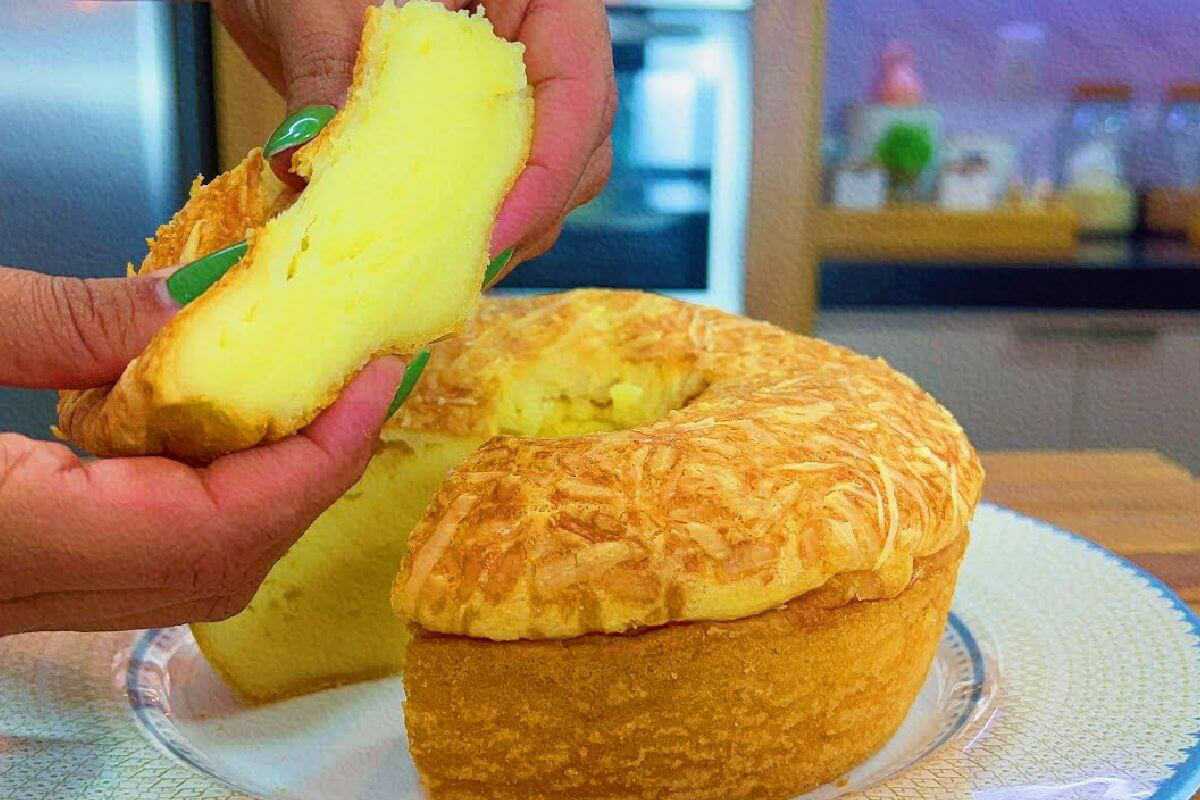 Bolo de pão de queijo super fofinho para o café da tarde