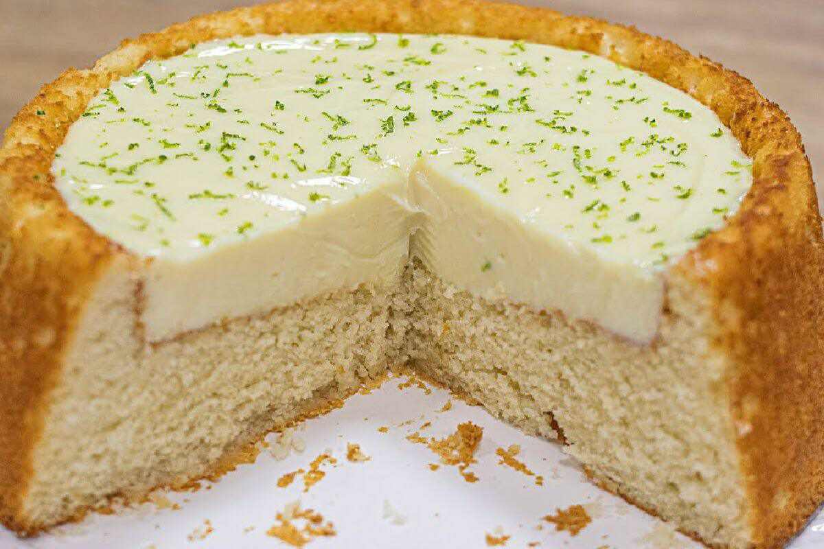 Bolo piscina de limão delicioso que não é difícil de preparar