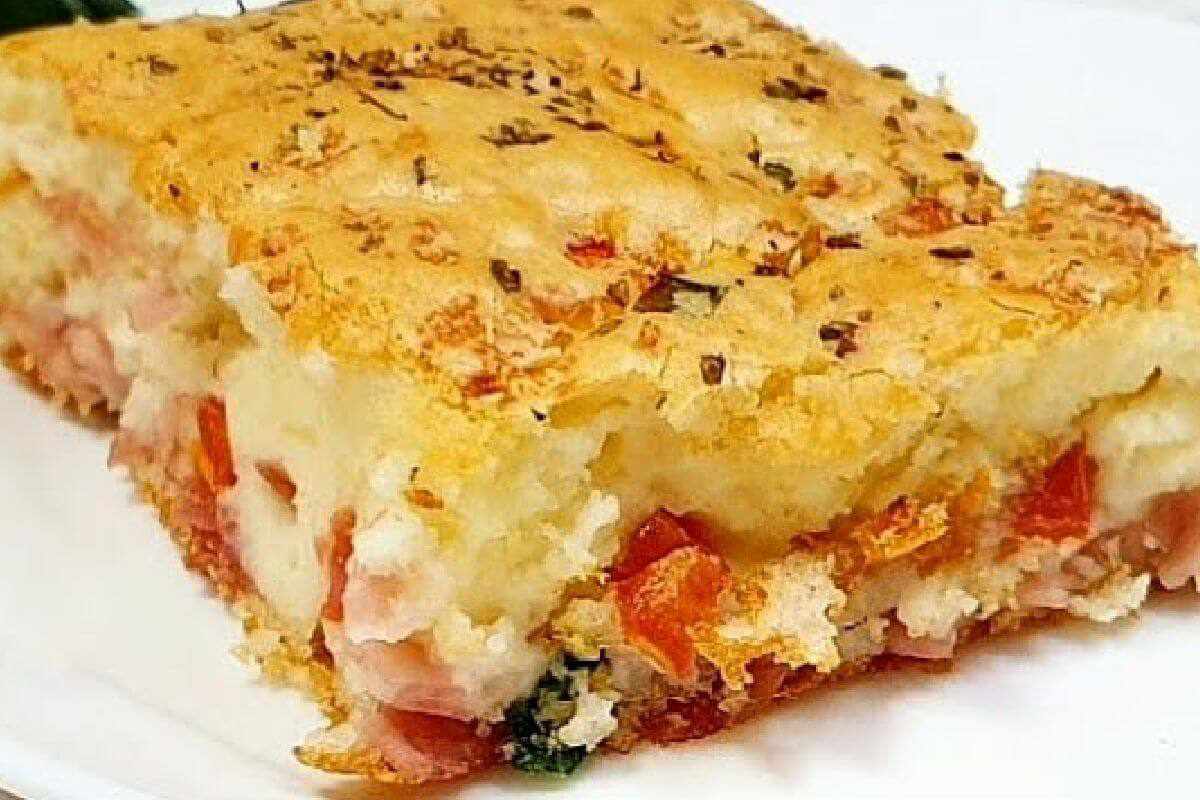 Bolo salgado de presunto e queijo suculento e saboroso que nem pizza
