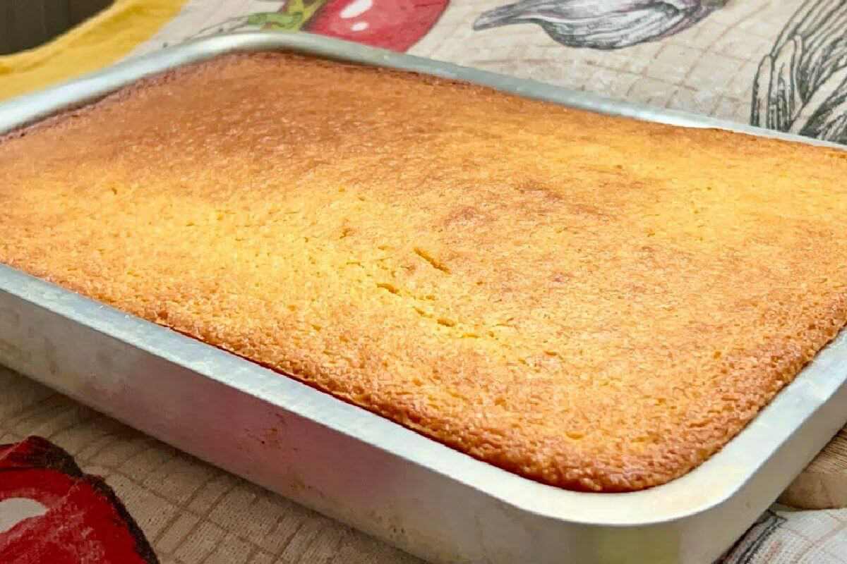 Bolo sem farinha de trigo na assadeira grandona que fica uma delícia fofinho e macio