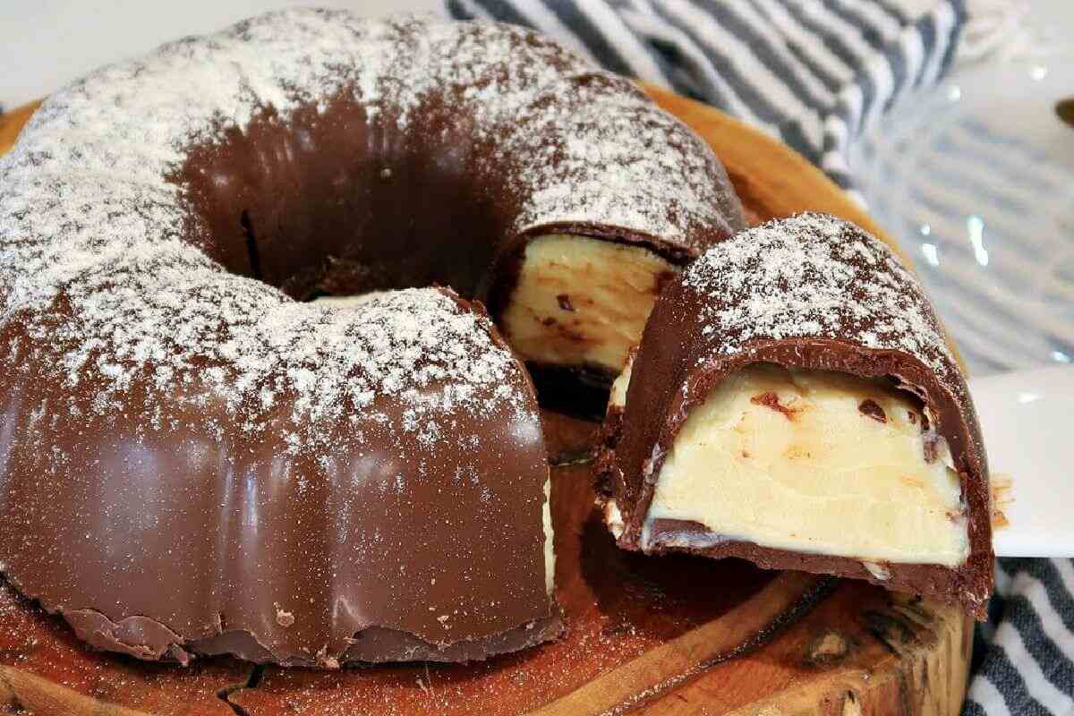 Bombom gigante de leite ninho com uma casquinha de chocolate incrível