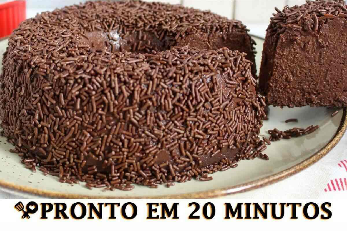 Brigadeirão cremoso fácil de fazer fica pronto em poucos minutos