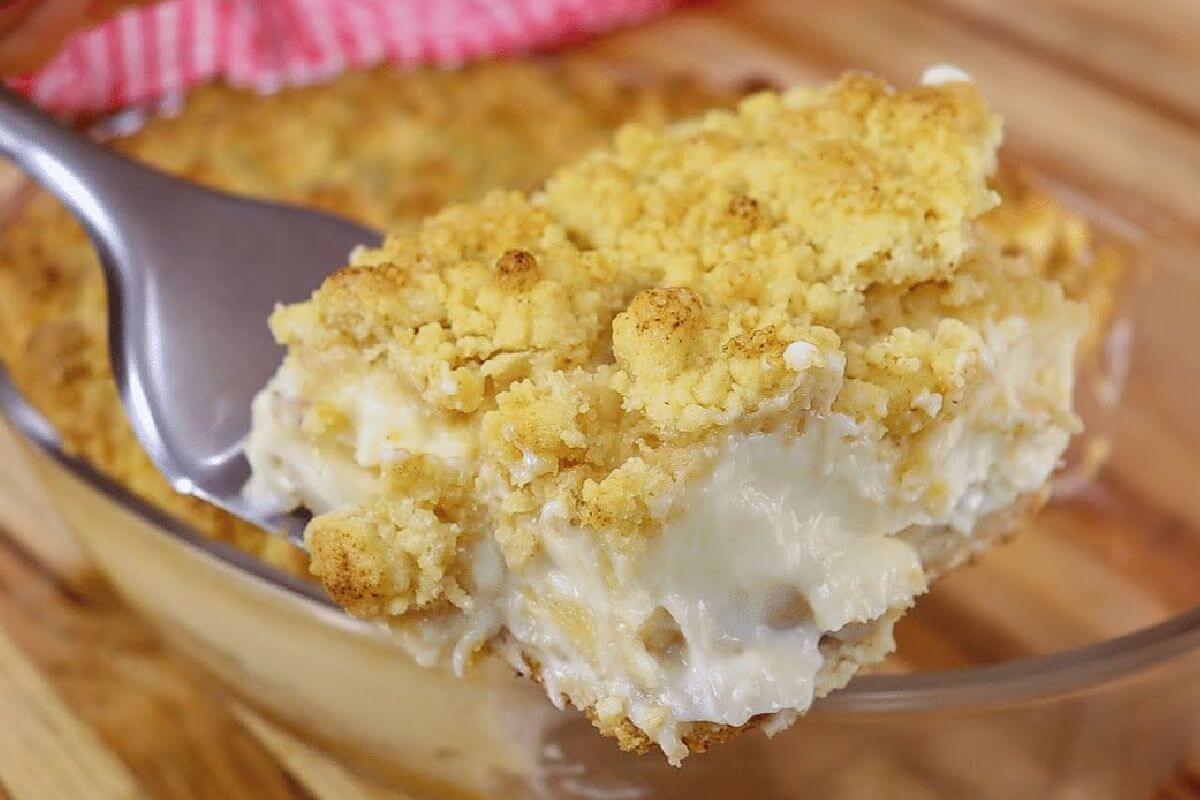 Novidade do seu café: cuca cremosa de banana deliciosa e fácil de fazer