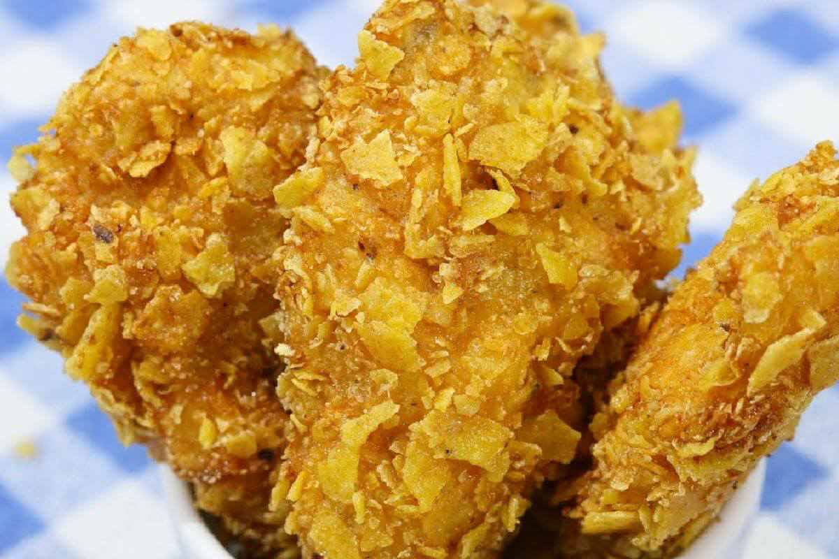 Frango empanado com uma casquinha deliciosa que fica igualzinho do KFC