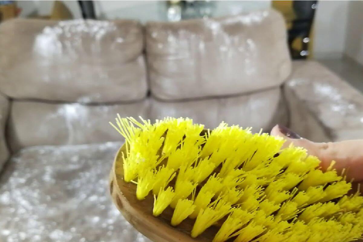 Aprenda como lavar sofá em casa sem precisar gastar com produto caro