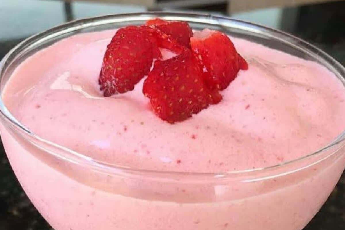 Mousse de morango com gelatina e mais 3 ingredientes simples