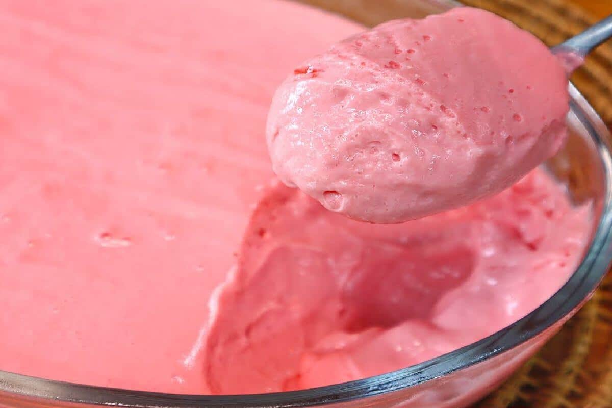 Os 4 ingredientes desse mousse de travessa são bem simples e baratos