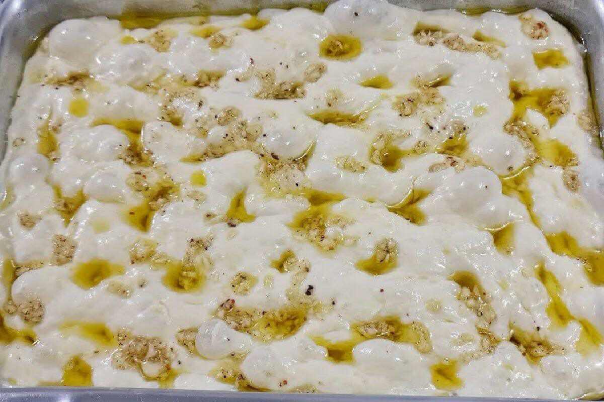 Receita de focaccia: pão de alho de um jeito que você nunca viu