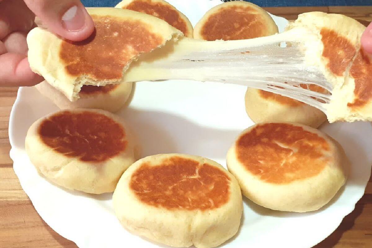 Pão de queijo que não precisa de forno nem colocar ovo no preparo