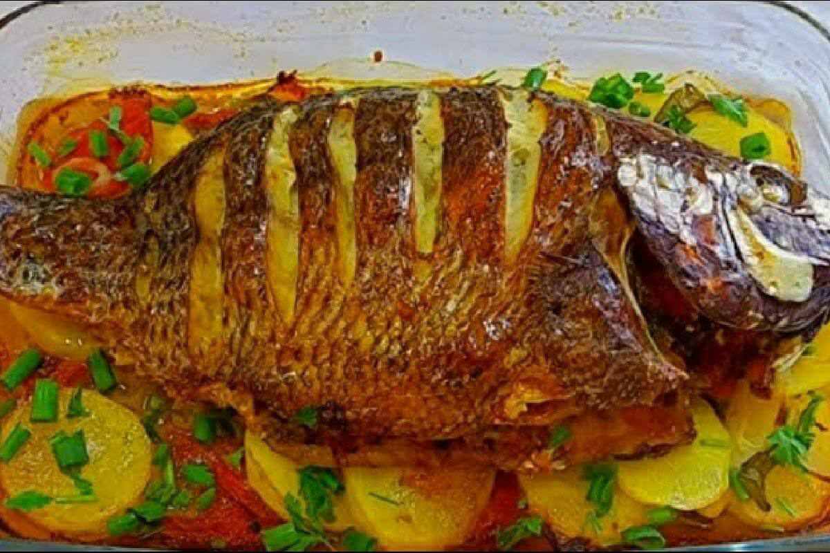 Veja como temperar e preparar esse peixe assado no forno super saboroso