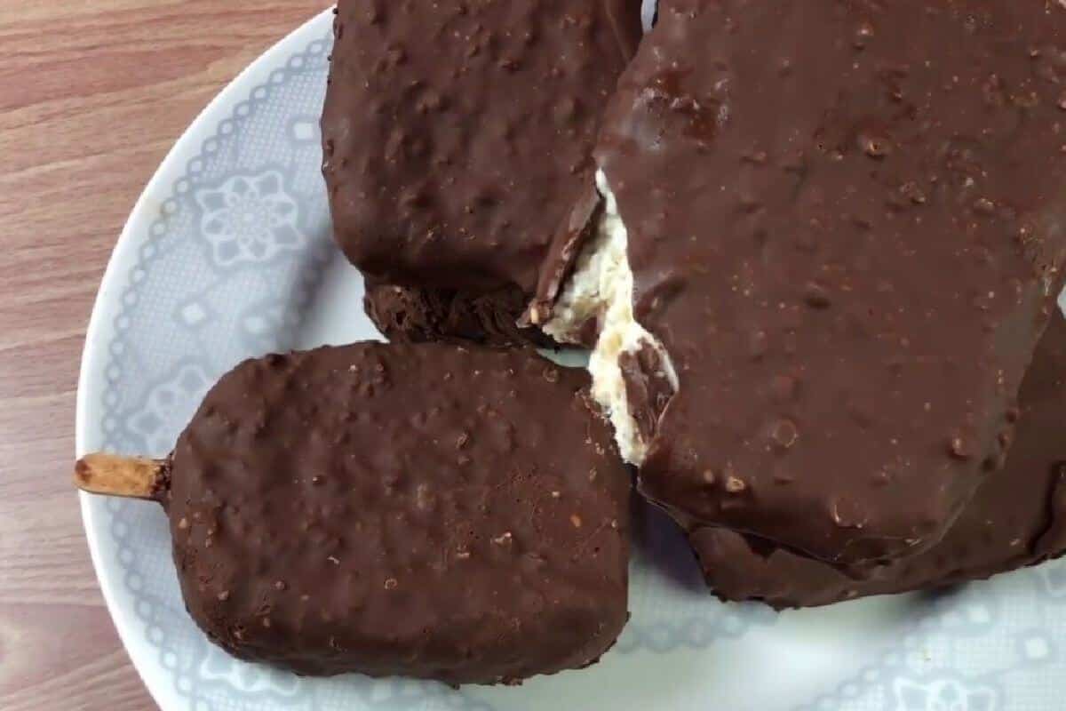 Picolé caseiro com casquinha de chocolate feito na caixinha de leite