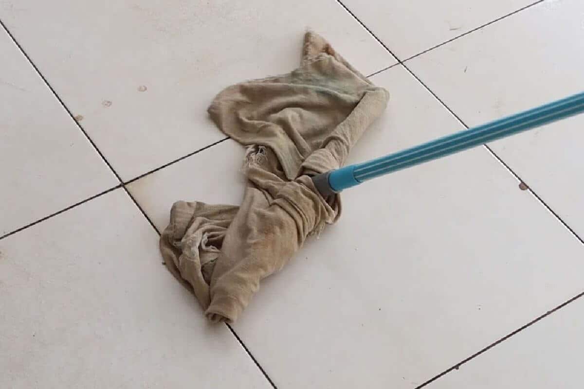 Veja como deixar o piso limpo e cheiroso da sua casa sem muito esforço