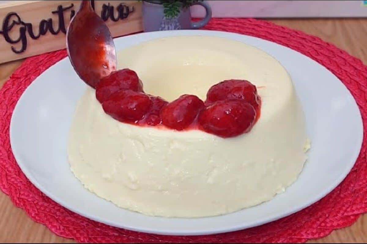 Pudim de ninho com morango muito cremoso e feito com poucos ingredientes