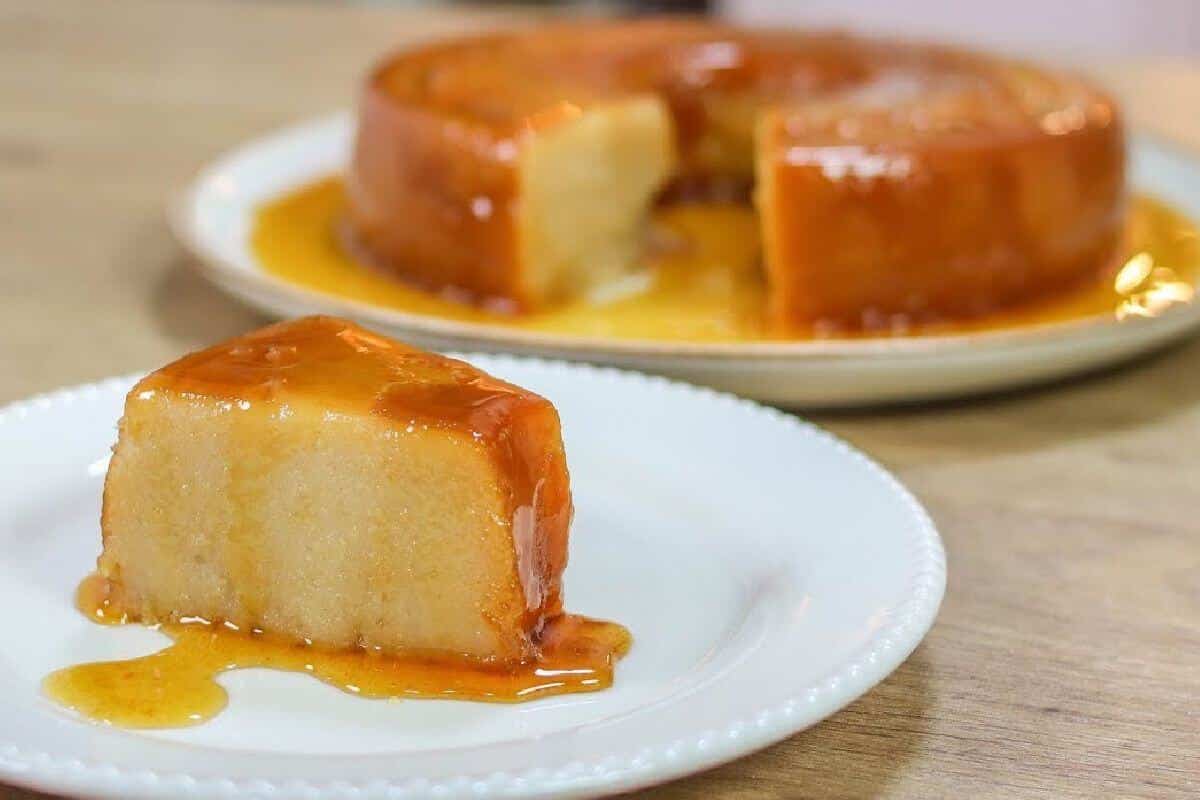 Confeiteira profissional ensina a fazer um pudim de pão sem leite condensado e sem ovo